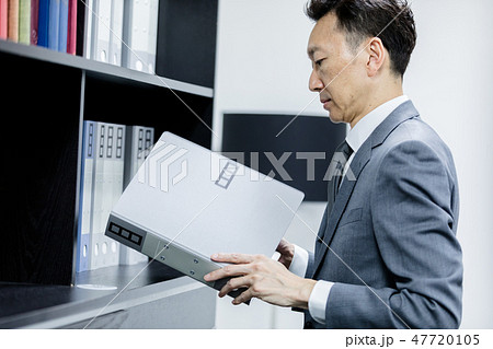 スーツ姿の男性 47720105