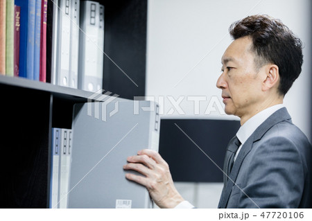 スーツ姿の男性 スーツ姿の男性 47720106