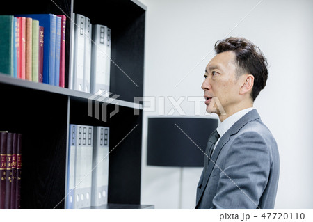 スーツ姿の男性 スーツ姿の男性 47720110
