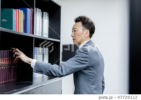 スーツ姿の男性 47720112