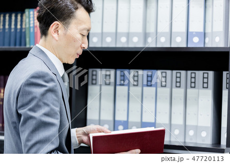 スーツ姿の男性 スーツ姿の男性 47720113