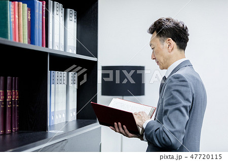 スーツ姿の男性 スーツ姿の男性 47720115
