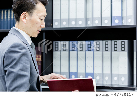 スーツ姿の男性 スーツ姿の男性 47720117