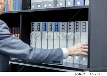 スーツ姿の男性 スーツ姿の男性 47720138