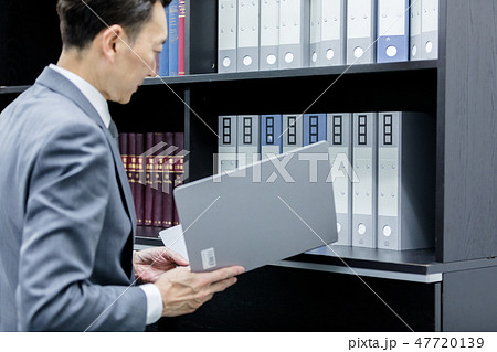 スーツ姿の男性 スーツ姿の男性 47720139