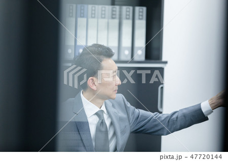 スーツ姿の男性 47720144