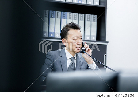 スーツ姿の男性 47720304