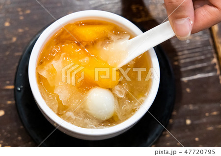 Papaya with snow fungus and egg sweet dessert soup Papaya with snow fungus and egg sweet dessert soup 47720795