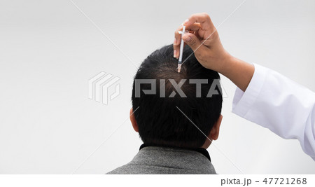 Aesthetics Doctor inject treatment serum vitamins to hair fall area on head by Syringe, Short Hair Loss control therapy clinic to prevent falling in working senior man woman, studio lighting isolated Aesthetics Doctor inject treatment serum vitamins to hair fall area on head by Syringe, Short Hair Loss control therapy clinic to prevent falling in working senior man woman, studio lighting isolated 47721268