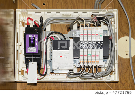 古い家の配電盤 カバーを外した所 47721769