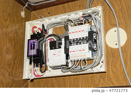 古い家の配電盤 カバーを外した所 47721773