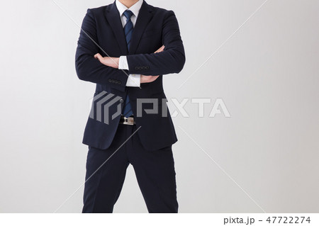 白背景でスーツの男性が上半身で腕を組んで怒っている場面 47722274