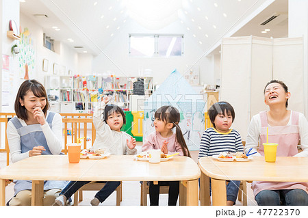 保育士、幼稚園、幼児、ランチ、食べる 保育士、幼稚園、幼児、ランチ、食べる 47722370