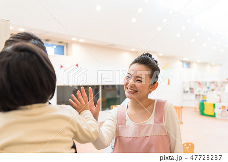 ビジネスウーマン、ママ、保育園、企業内保育所、送迎 ビジネスウーマン、ママ、保育園、企業内保育所、送迎 47723237