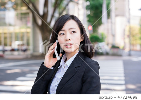 スマートフォンを持った女性 スマートフォンを持った女性 47724698