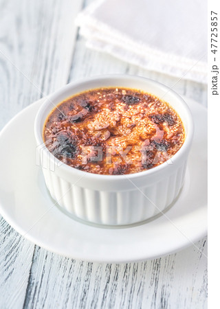 Creme brulee in the pot 47725857