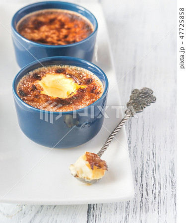 Creme brulee in the pots 47725858