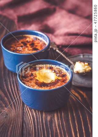 Creme brulee in the pots 47725860