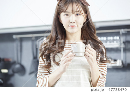 若い女性 韓国人 コーヒーカップ 47728470