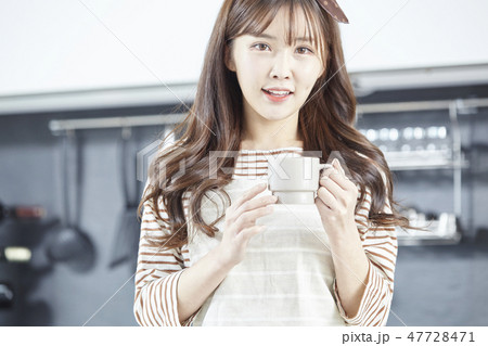 若い女性 笑顔 微笑 47728471