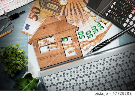 Real estate investments House Model and banknotes Real estate investments House Model and banknotes 47729208