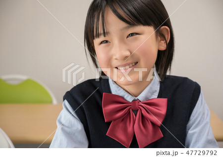 教室で勉強する女子中学生 47729792