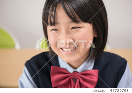 教室で勉強する女子中学生 47729793