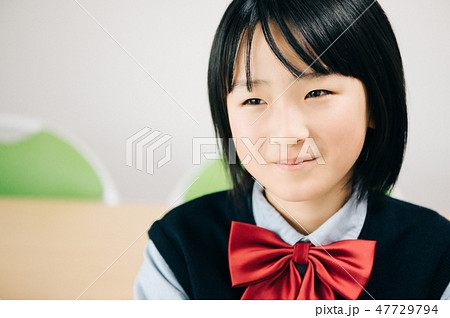 教室で勉強する女子中学生 47729794