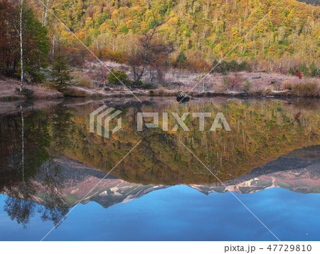 水面に写る紅葉の乗鞍岳 水面に写る紅葉の乗鞍岳 47729810