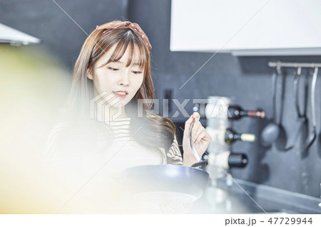 若い女性 韓国人 キッチン 47729944