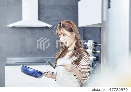 若い女性 笑顔 微笑 47729970