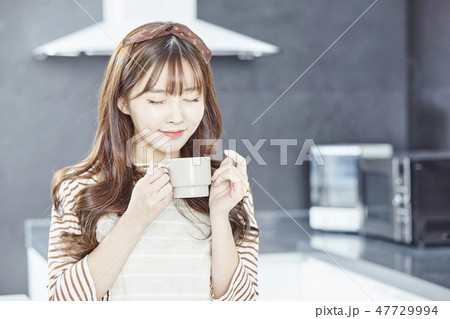 若い女性 笑顔 微笑 47729994