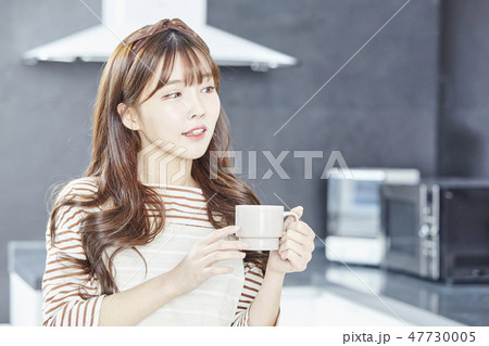 若い女性 韓国人 コーヒーカップ 47730005