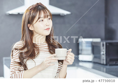 若い女性 笑顔 微笑 47730010