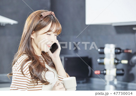 若い女性 笑顔 微笑 47730014