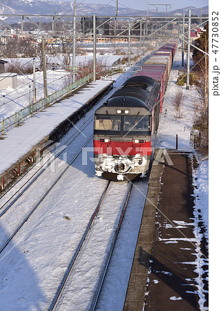 冬の朝の北海道七飯町大中山駅を通過する貨物列車の風景を撮影 47730852