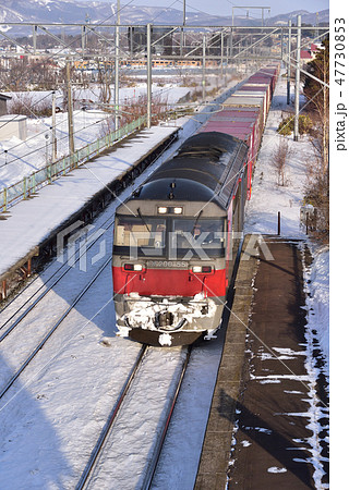 冬の朝の北海道七飯町大中山駅を通過する貨物列車の風景を撮影 47730853