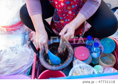 lady making papaya sald lady making papaya sald 47731118