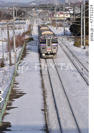 冬の朝の北海道七飯町大中山駅に列車「はこだてライナー」が停車、通過する風景を撮影 47731224