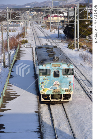 冬の朝の北海道七飯町大中山駅に停車、通過する各駅停車の列車の風景を撮影 冬の朝の北海道七飯町大中山駅に停車、通過する各駅停車の列車の風景を撮影 47731406