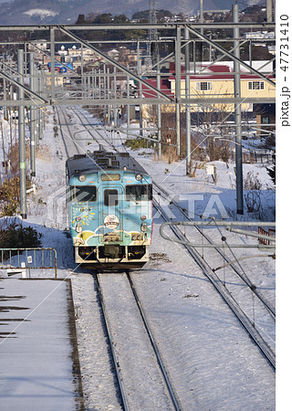 冬の朝の北海道七飯町大中山駅に停車、通過する各駅停車の列車の風景を撮影 47731410