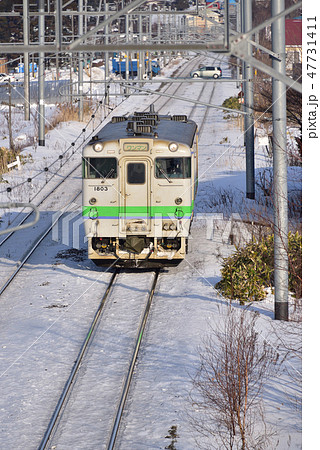 冬の朝の北海道七飯町大中山駅に停車、通過する各駅停車の列車の風景を撮影 47731411