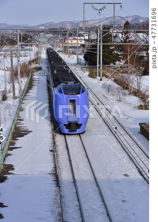 冬の朝の北海道七飯町大中山駅を通過する振り子特急列車が通過する風景を撮影 47731696