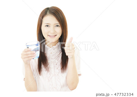 お水を飲む女性 47732334