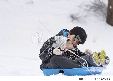 兄弟　雪遊び　ソリ　ソリ滑り　冬 47732543