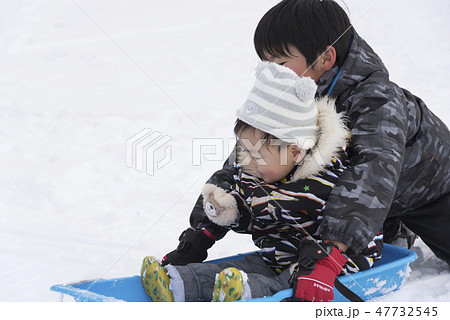 兄弟 雪遊び ソリ ソリ滑り 冬 兄弟 雪遊び ソリ ソリ滑り 冬 47732545