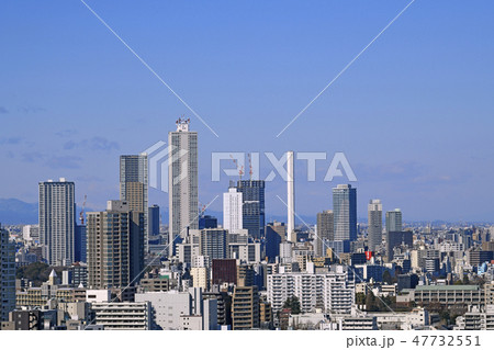 日本の東京都市景観 池袋の超高層ビル群などを望むの写真素材