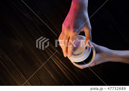 Barista covers the cup with a lid Barista covers the cup with a lid 47732689
