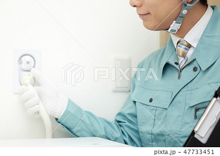 作業員 (業者 メンテナンス 修理 建築 建設 ビジネス 洗面所 脱衣所 コピースペース チェック) 47733451