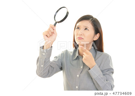 拡大鏡を持つ女性 拡大鏡を持つ女性 47734609